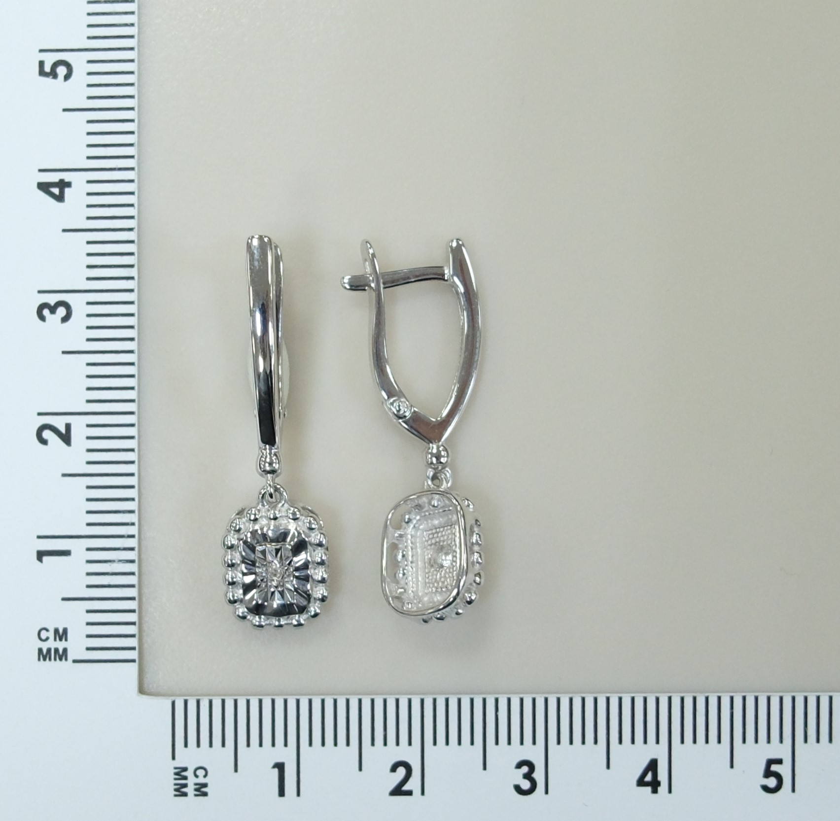Серебряные серьги с бриллиантами